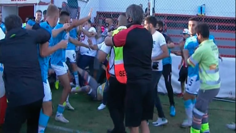 Empujones y tumulto en el final de un escandaloso Barracas Central 1 - Belgrano 0.