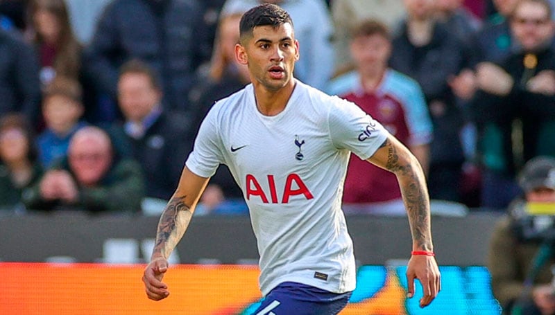 En 2022 el Tottenham pagó 50 millones de euros por el central argentino. 