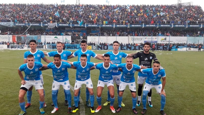 En 3 años, Estudiantes pasó de jugar el Federal B a conseguir el ascenso a la segunda categoría de Argentina. / Foto: Estudiantes Río Cuarto