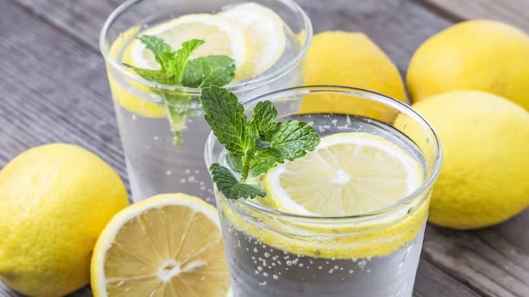 En 30 segundos: cómo hacer la bebida más hidratante con tres ingredientes y cuándo tomarla
