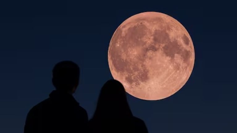 En Argentina la Luna Rosa puede mostrar matices anaranjados cerca del horizonte.