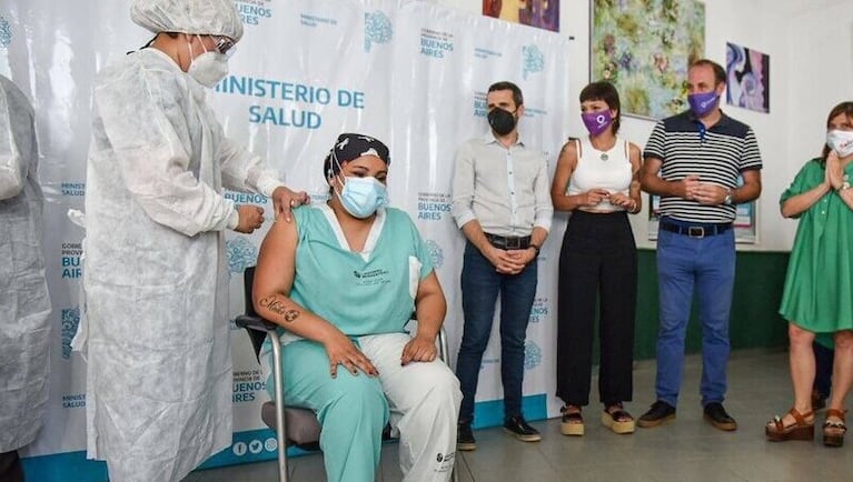 En Argentina sigue el proceso de vacunación al personal de la salud.