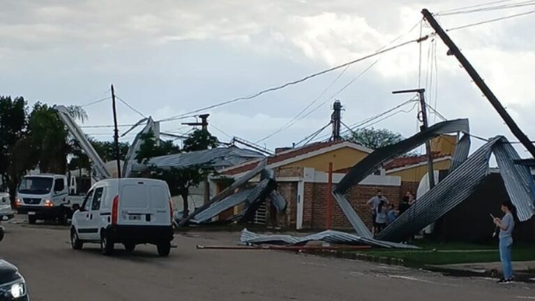 En Arroyo Algodón se volaron techos y postes de luz.