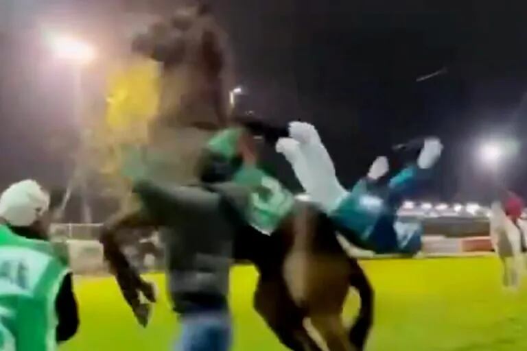 En Australia un jockey recibió un inesperado cabezazo de su caballo y quedó inconsciente.