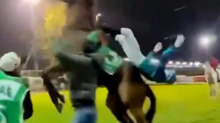 En Australia un jockey recibió un inesperado cabezazo de su caballo y quedó inconsciente.