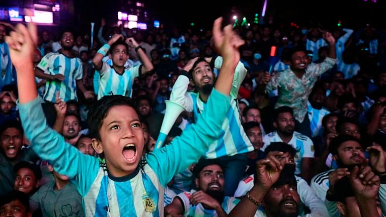 En Bangladesh festejan cada victoria de Argentina en Qatar. 