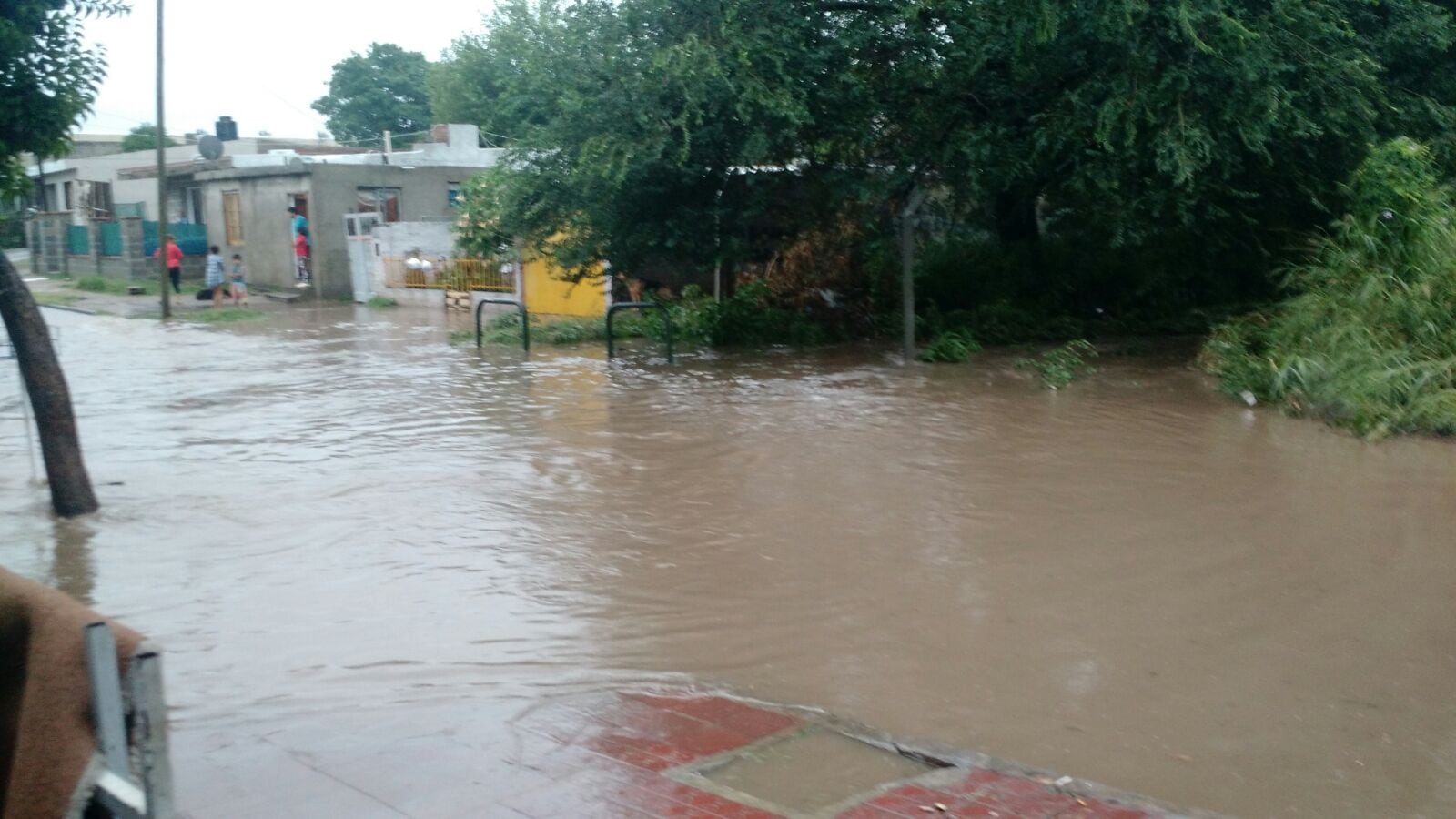 En barrio Alberdi también se inundaron las calles. Foto: ElDoce.tv