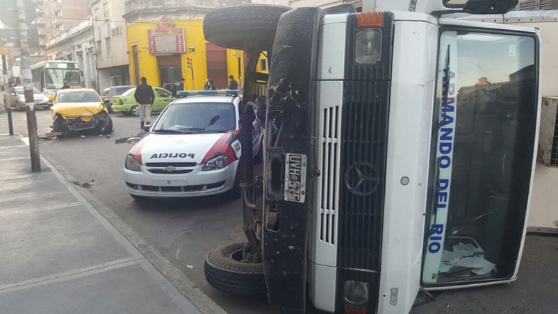 En barrio Alberdi un camión se dio vuelta. Foto: Daniela Abrudsky