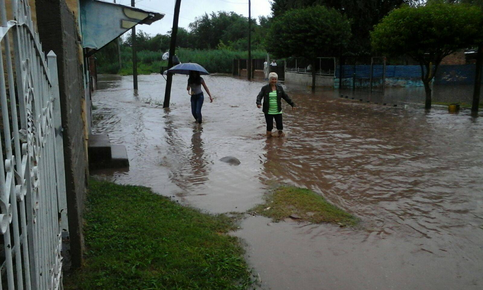 En barrio Mafekin, el agua llegó hasta las casas. Foto enviada por Ivana Sánchez. 