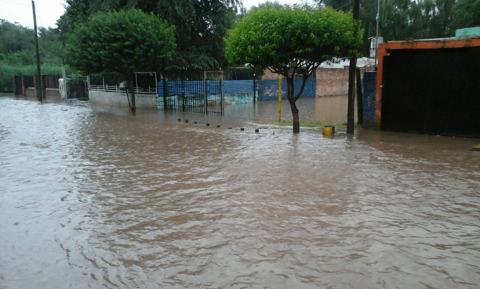 En barrio Mafekin, el agua llegó hasta las casas. Foto enviada por Ivana Sánchez. 