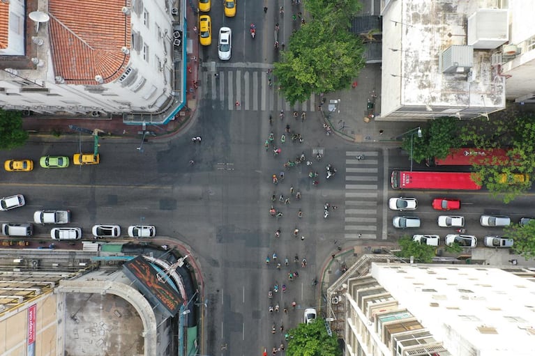 En bici, a pie y en auto, se movilizaron por las calles para exigir el debate en Diputados. Foto: Luciano Damnotti
