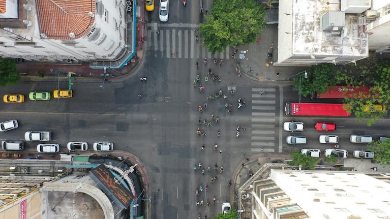 En bici, a pie y en auto, se movilizaron por las calles para exigir el debate en Diputados. Foto: Luciano Damnotti
