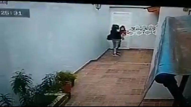 En brazos y hasta en el piso terminó el niño con el que entró a robar la pareja.