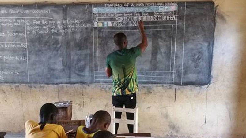 En cada clase el docente dibuja la pantalla en el pizarrón.