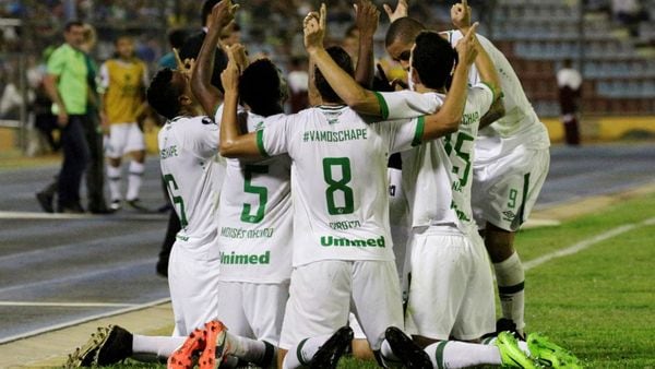 En cada gol, los futbolistas del Chape celebraron mirando al cielo.