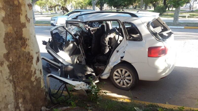 En Canals murieron dos jóvenes que iban a bordo de un auto. / Foto: Puntal