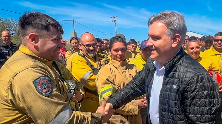 En Capilla del Monte, el gobernador Llaryora reconoció a los bomberos.
