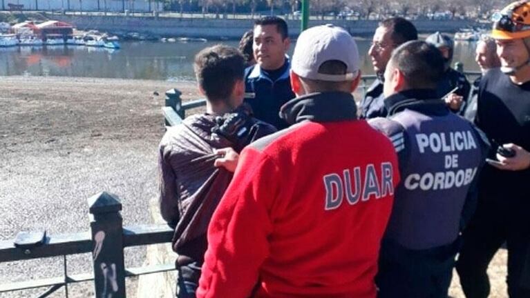 En Carlos Paz, un joven alcoholizado se metió en un desagüe y lo hallaron en el río