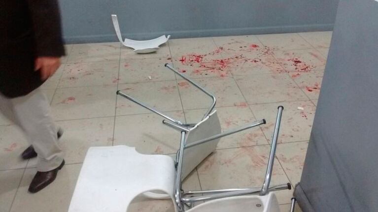 En Casa Amarilla, quedaron los restos de sangre luego de las agresiones.