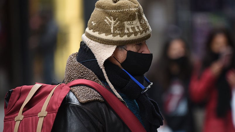 En caso de salir, abrigos, gorro... y barbijo.