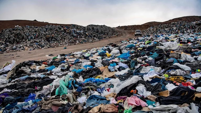 En Chile está prohibido desechar textiles en los vertederos legales. Fotos: AFP 