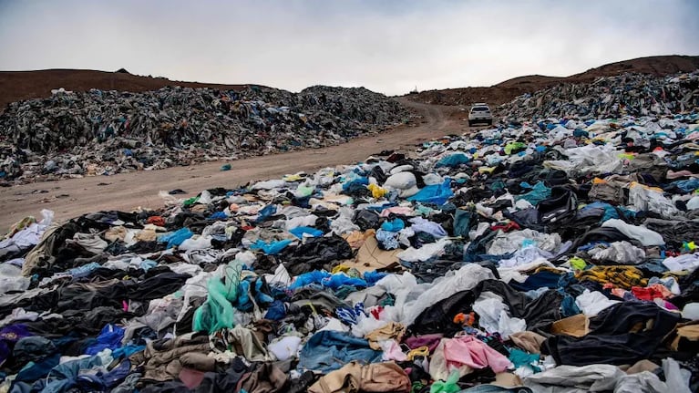 En Chile está prohibido desechar textiles en los vertederos legales. Fotos: AFP