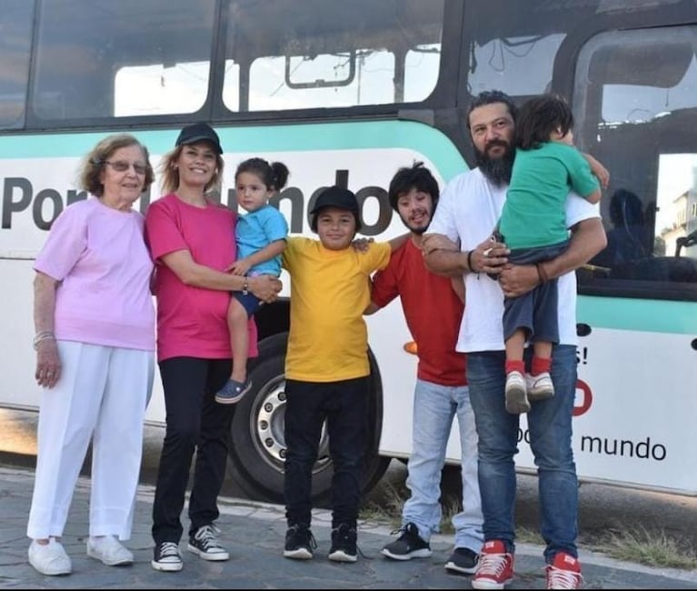 “En cole por el mundo”: tiene 87 años y convirtió un motorhome en su hogar