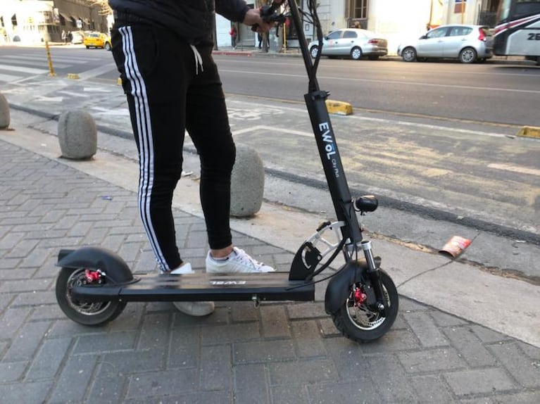 En Córdoba buscan regular el uso de bicis y monopatines eléctricos 