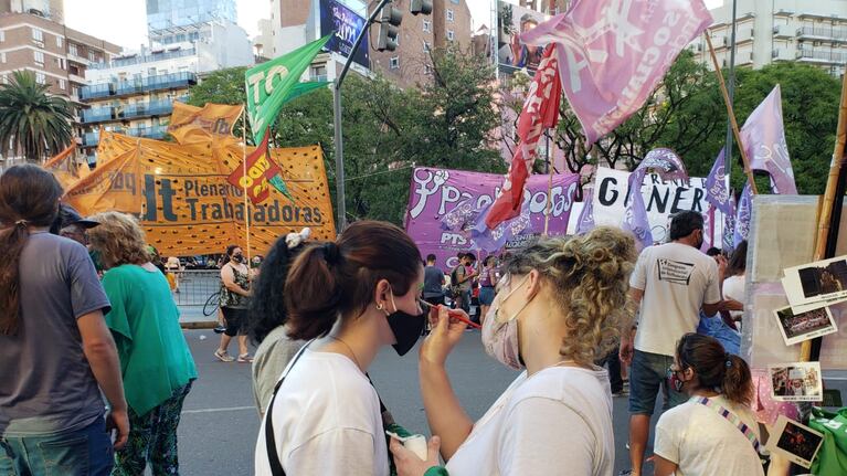 En Córdoba, cientas de mujeres se reunieron para esperar la votación del Senado. Foto: Nestor Ghino.