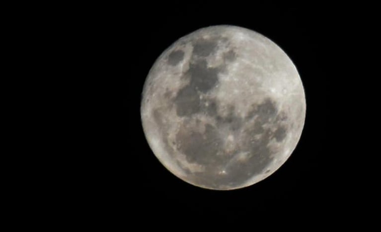 En Córdoba, la superluna se pudo ver en la noche y madrugada del martes.