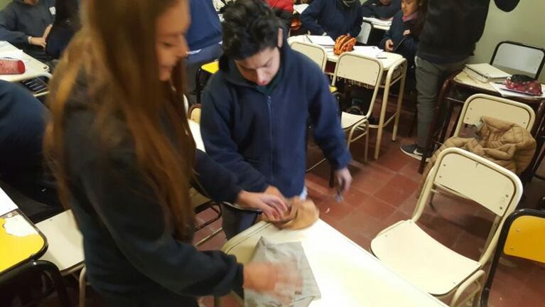 En Córdoba, los chicos también limpian la escuela