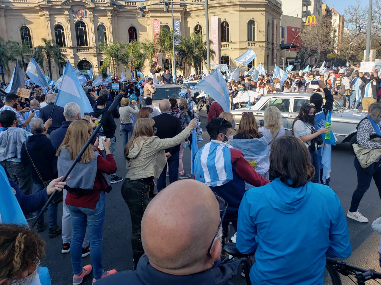 En Córdoba, manifestantes se reunieron frente al Patio Olmos contra la reforma judicial y en defensa de la democracia.