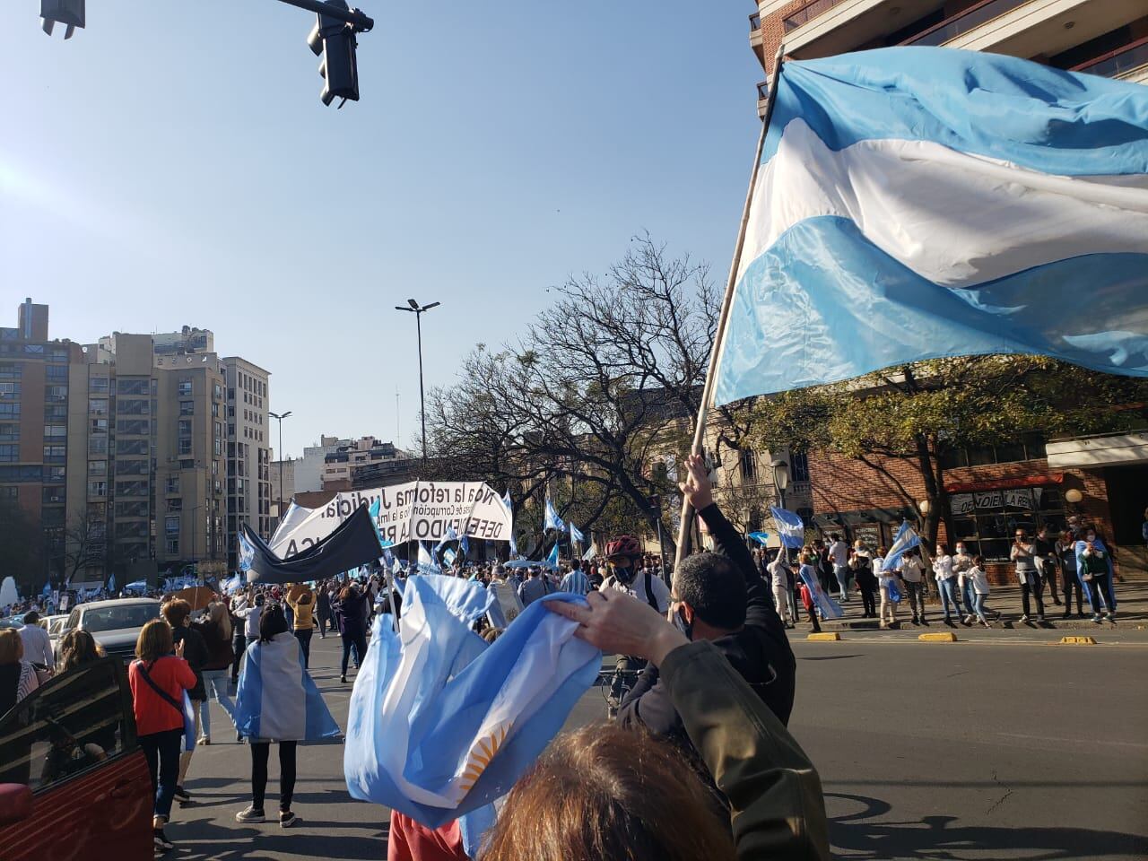 En Córdoba, manifestantes se reunieron frente al Patio Olmos contra la reforma judicial y en defensa de la democracia.