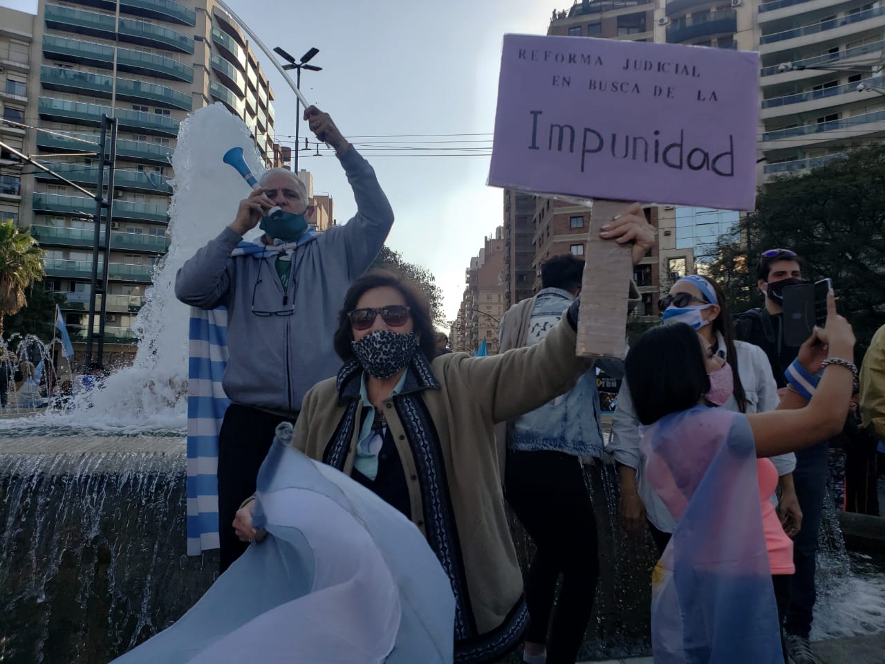 En Córdoba, manifestantes se reunieron frente al Patio Olmos contra la reforma judicial y en defensa de la democracia.