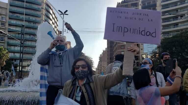 En Córdoba, manifestantes se reunieron frente al Patio Olmos contra la reforma judicial y en defensa de la democracia.
