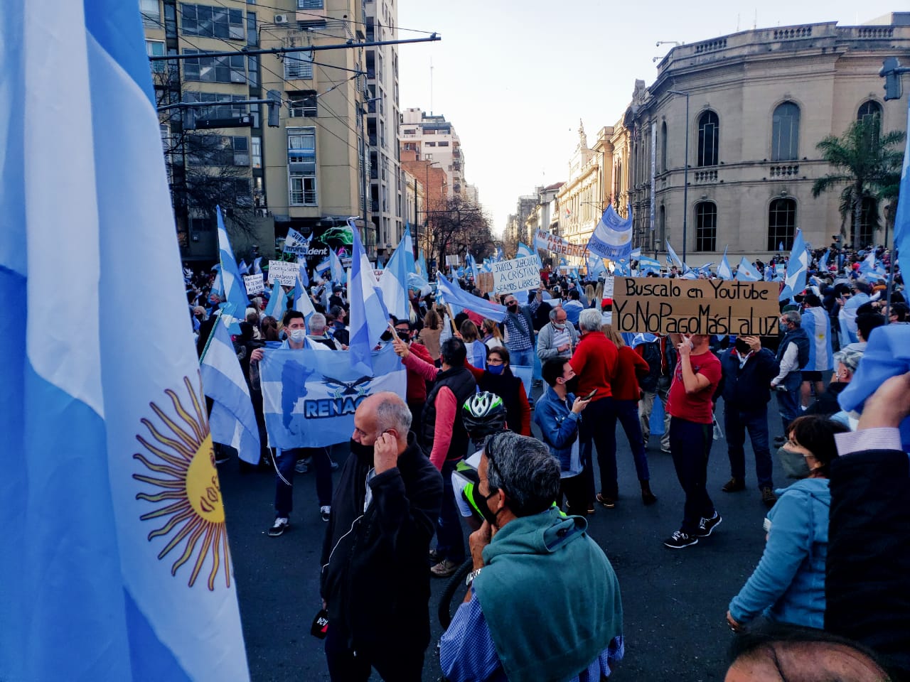 En Córdoba, manifestantes se reunieron frente al Patio Olmos contra la reforma judicial y en defensa de la democracia.