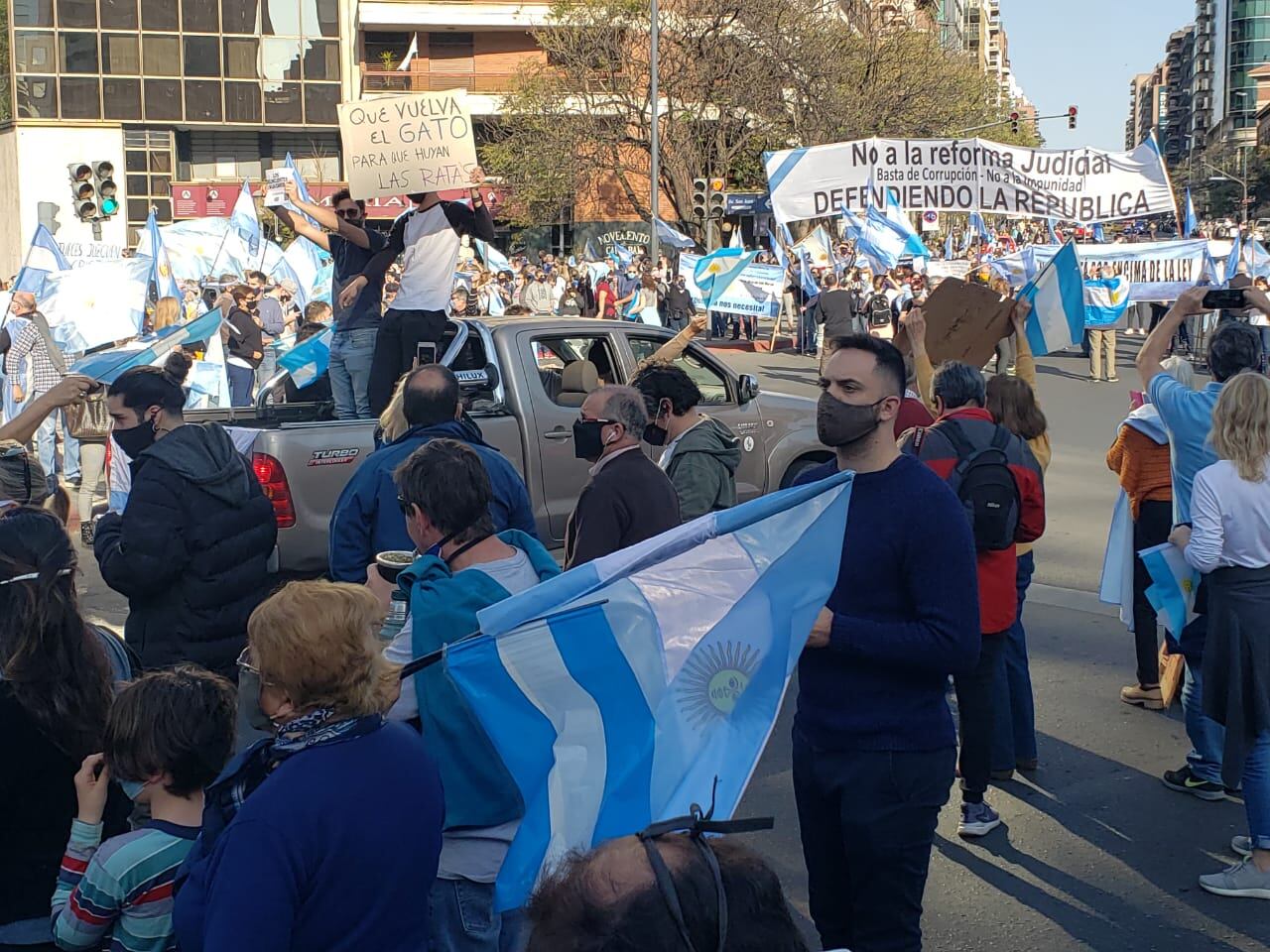 En Córdoba, manifestantes se reunieron frente al Patio Olmos contra la reforma judicial y en defensa de la democracia.