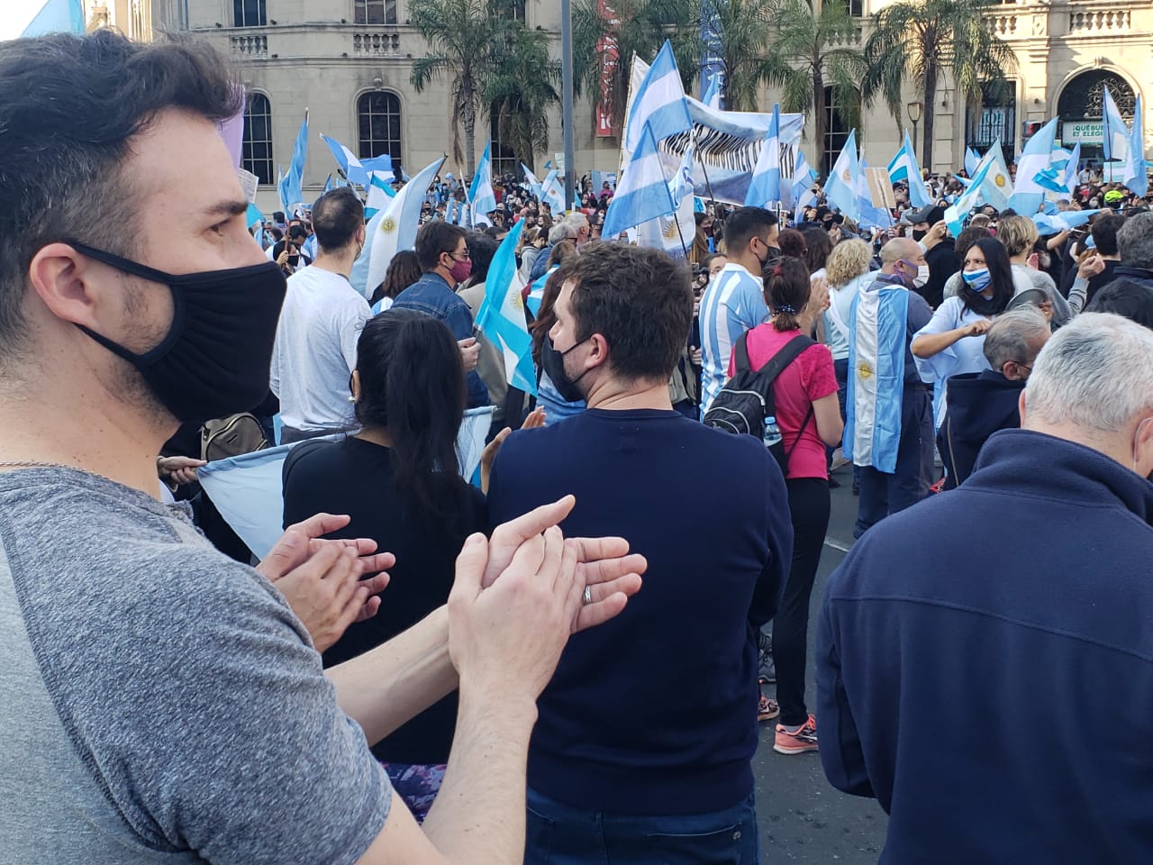 En Córdoba, manifestantes se reunieron frente al Patio Olmos contra la reforma judicial y en defensa de la democracia.