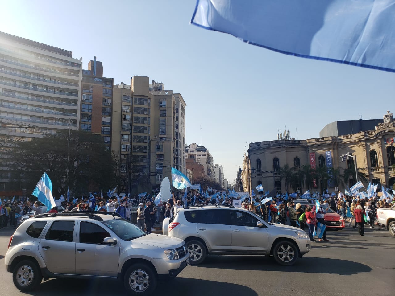 En Córdoba, manifestantes se reunieron frente al Patio Olmos contra la reforma judicial y en defensa de la democracia.