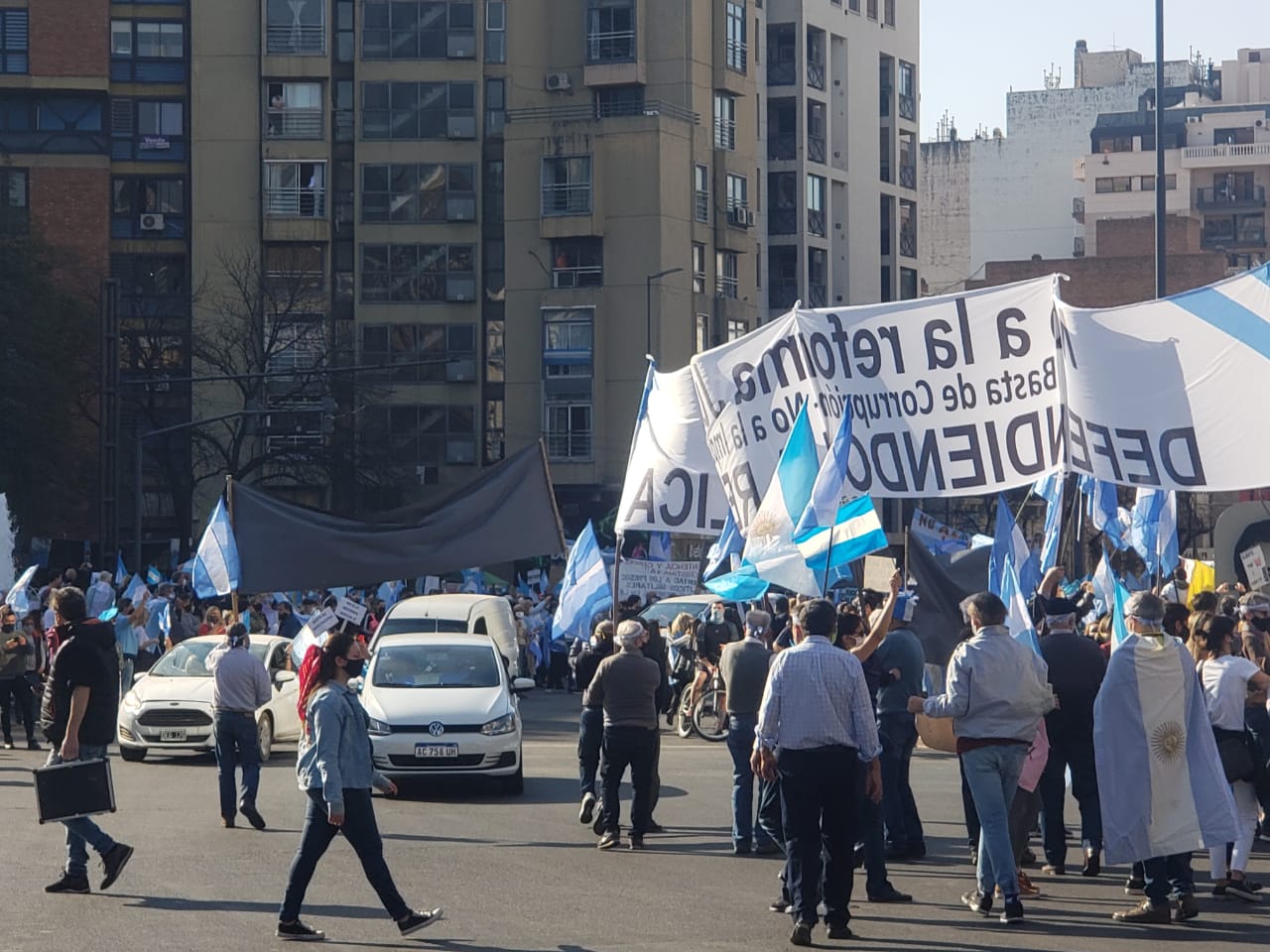 En Córdoba, manifestantes se reunieron frente al Patio Olmos contra la reforma judicial y en defensa de la democracia.