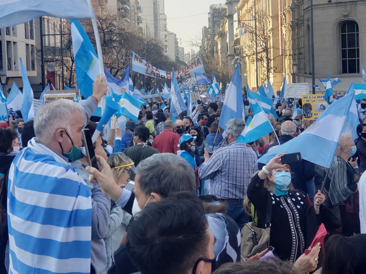 En Córdoba, manifestantes se reunieron frente al Patio Olmos contra la reforma judicial y en defensa de la democracia.