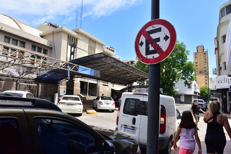 En Córdoba se pueden denunciar los autos mal estacionados con la App Ciudadana.