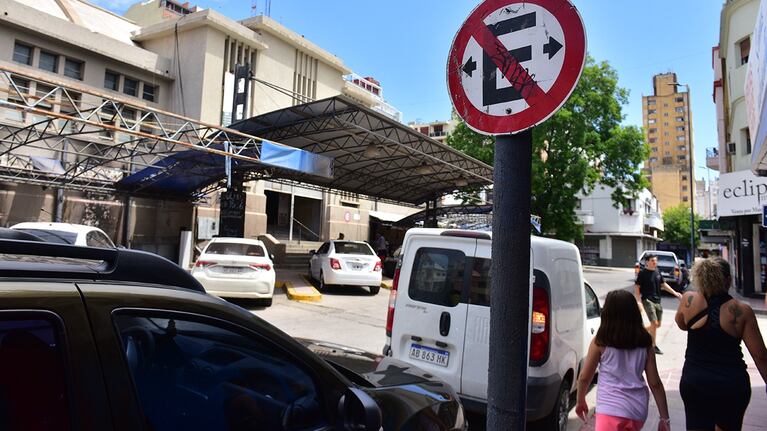 En Córdoba se pueden denunciar los autos mal estacionados con la App Ciudadana.