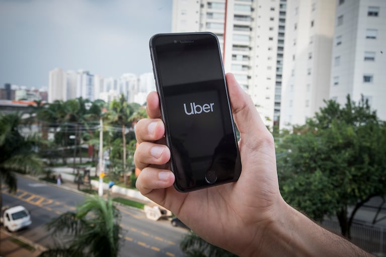 ●	En Córdoba, un promedio de 2600 personas manejan cada mes con la app de Uber.