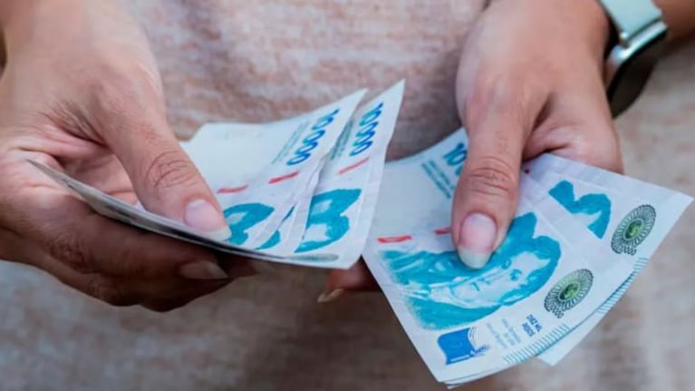 En diciembre algunos jubilados y pensionados cobrarán el medio aguinaldo.
