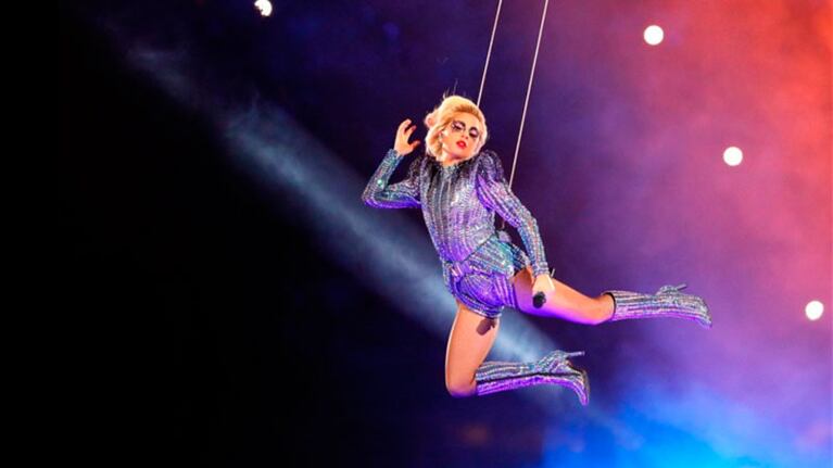 En el aire: Lady Gaga entró por el techo al estadio.