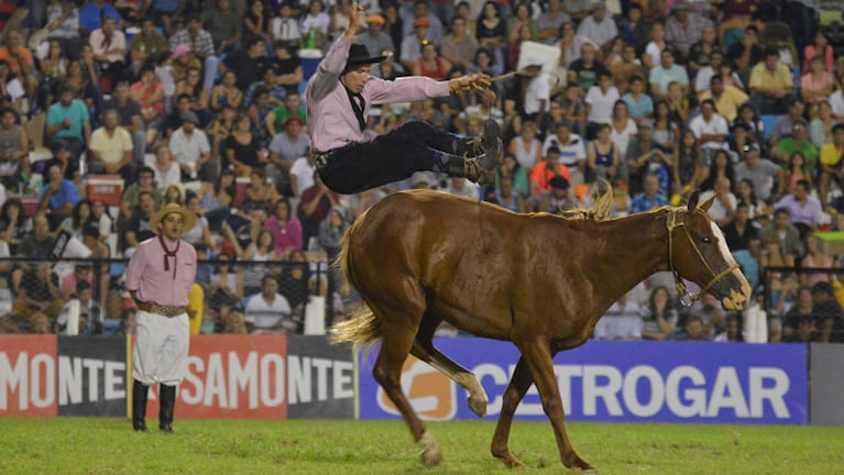 En el aire quedó el jinete después de ser tirado por el caballo. Alguien que le ponga un almohadón. Fotos: Lucio Casalla/ElDoce.tv