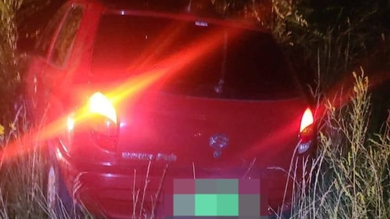 En el auto viajaba un hombre junto a su esposa y sus hijos.