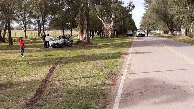 En el auto viajaban cuatro personas: murió el que viajaba en el asiento de acompañante delantero. (Foto: Puntal Río Cuarto)