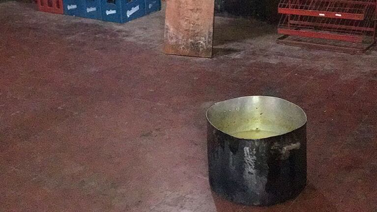 En el bufet del club, donde funciona el comedor, solo quedó una olla.